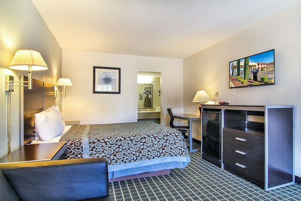 Фото Days Inn by Wyndham Market Center Dallas Love Field