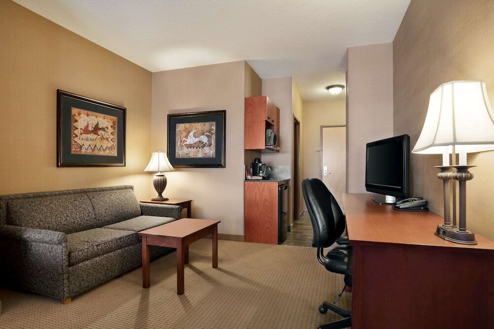 Фото Days Inn & Suites by Wyndham Strathmore