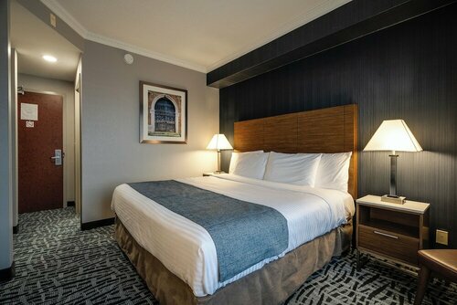 Гостиница Monte Carlo Inn Toronto West Suites в Миссиссаге