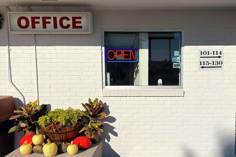 Фото Courtland Inn Motel