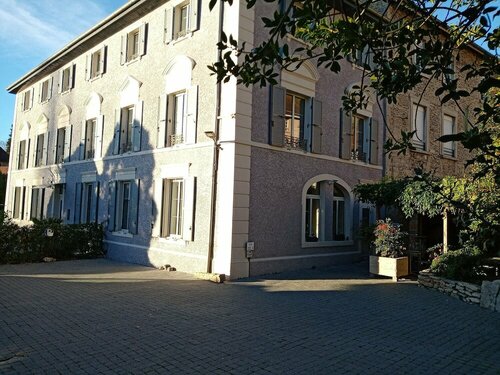 Гостиница A Deux Pas du Rhéby в Ла-Туре-дю-Пене