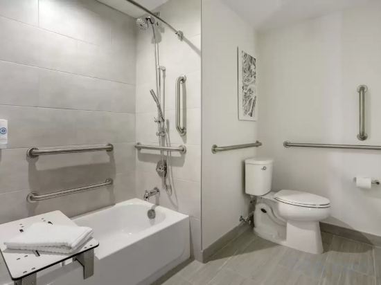 Фото Comfort Inn & Suites Newark Liberty International Airport