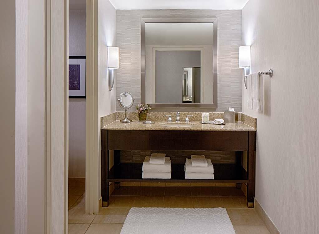 Фото DoubleTree by Hilton Hotel Houston - Greenway Plaza
