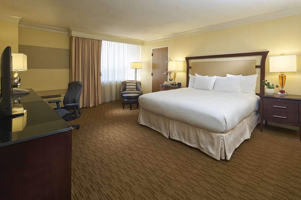 Фото Hilton Raleigh North Hills