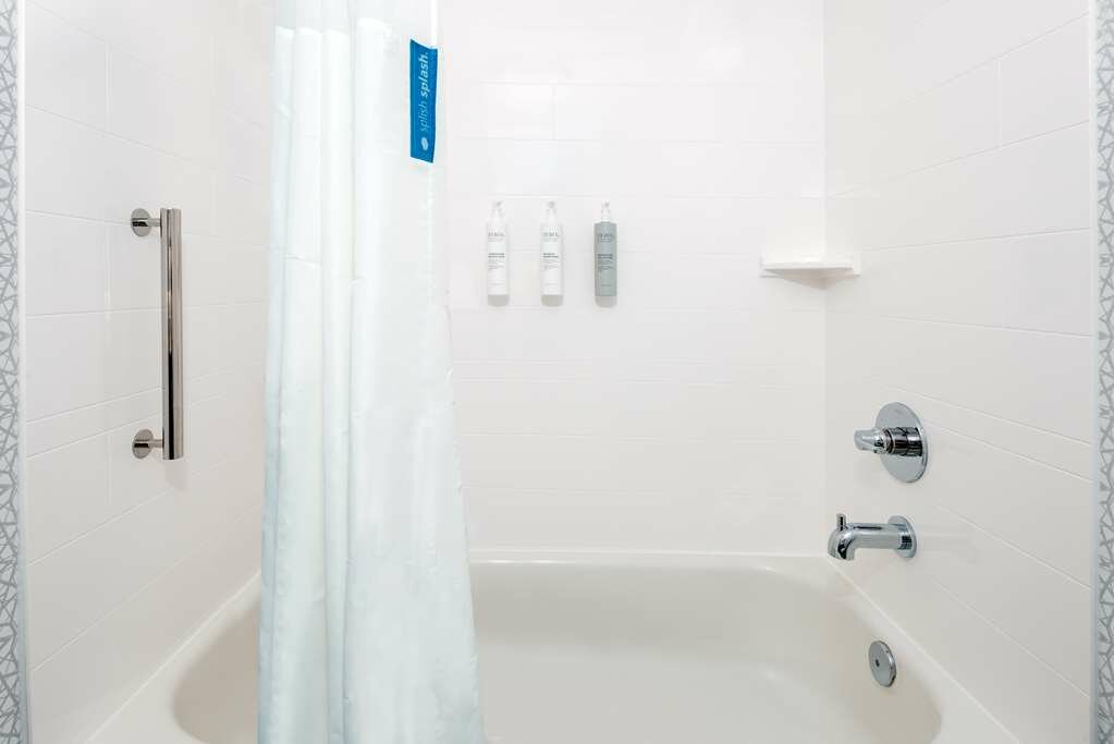 Фото Hampton Inn & Suites Charlottesville At The University