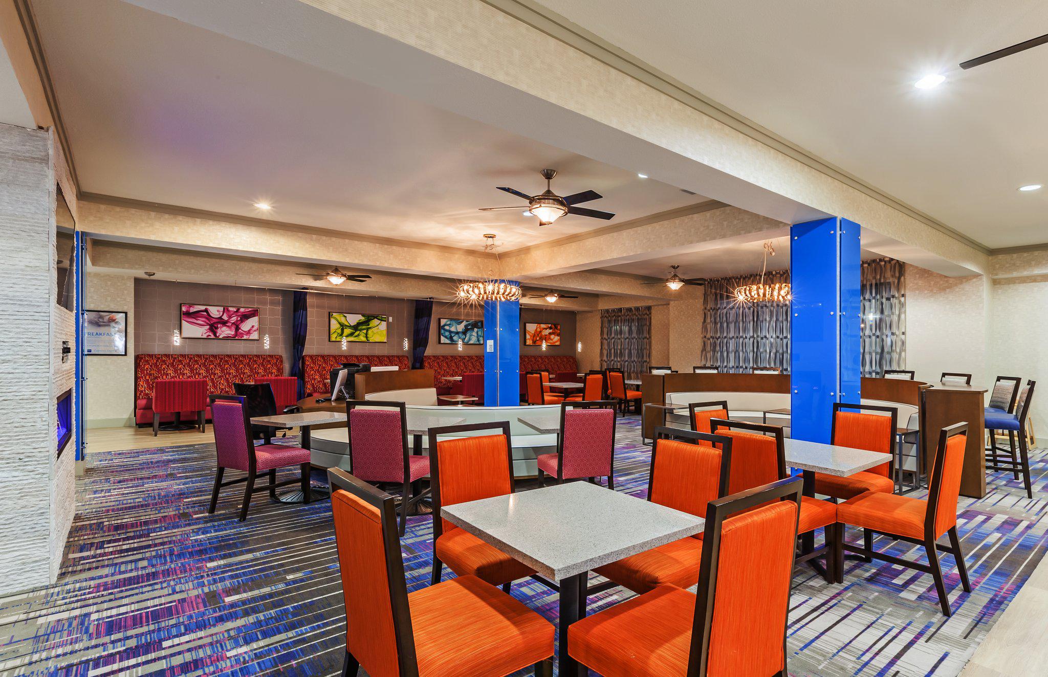 Фото Holiday Inn Express Hotels & Suites East Houston, an Ihg Hotel