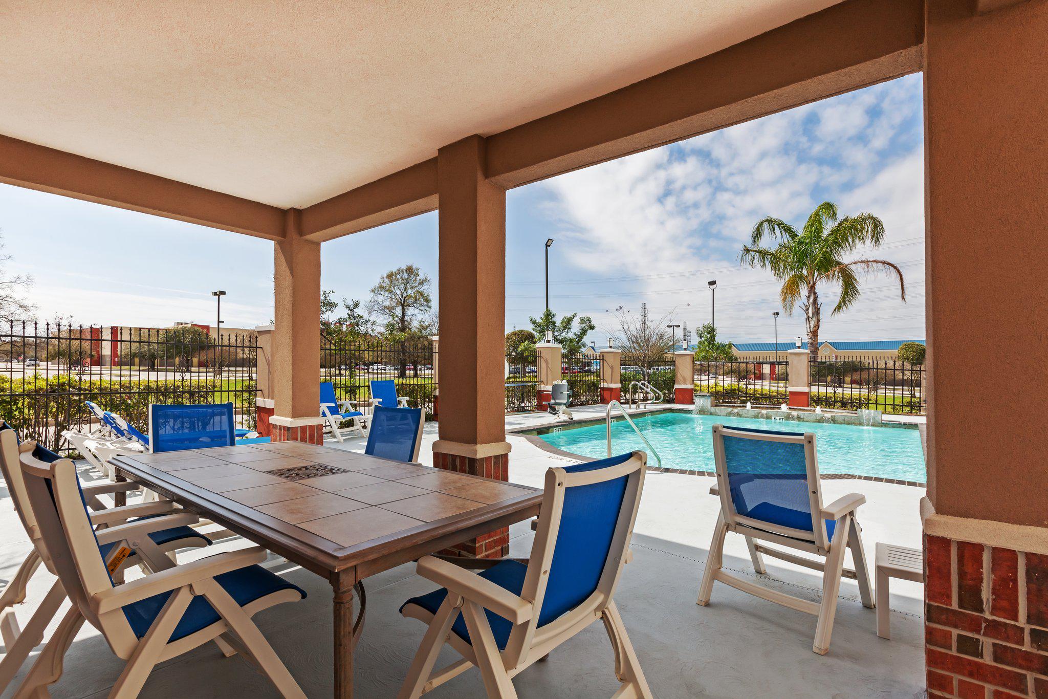 Фото Holiday Inn Express Hotels & Suites East Houston, an Ihg Hotel