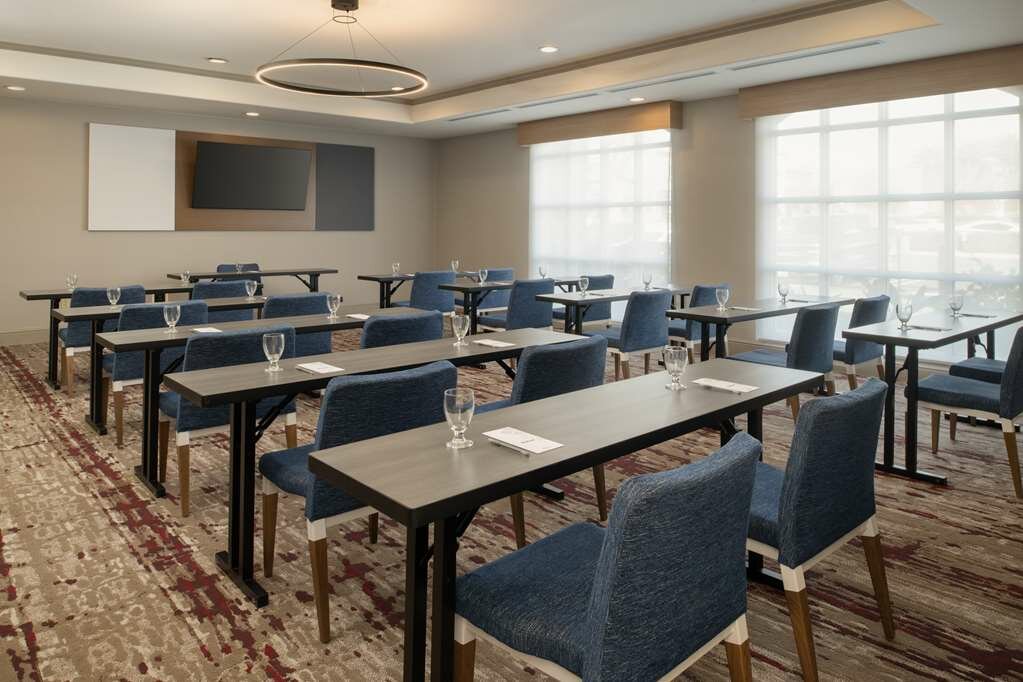 Фото Hilton Garden Inn Fontana