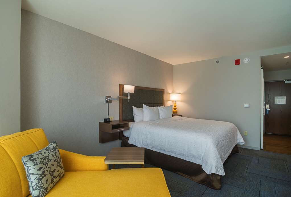 Фото Hampton Inn Chicago North Loyola Station