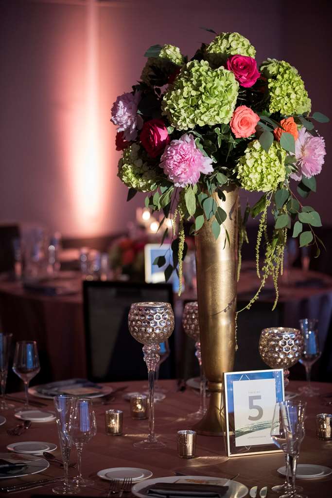 Фото LondonHouse Chicago, Curio Collection by Hilton