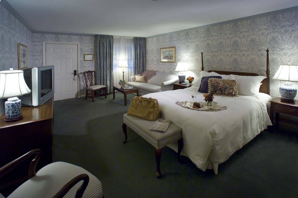 Фото Avon Old Farms Hotel