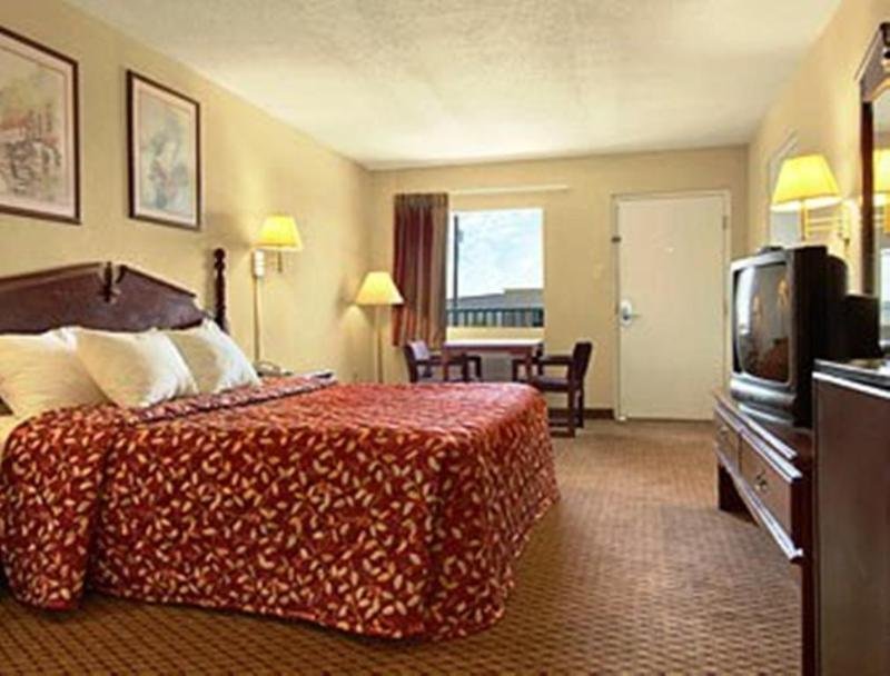 Фото Days Inn by Wyndham Gulfport