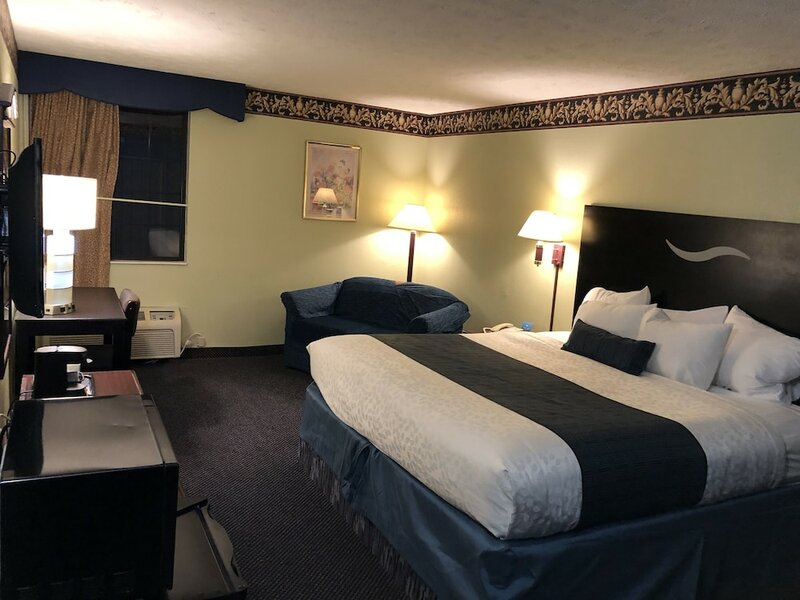 Days Inn & Suites by Wyndham Youngstown Girard Ohio