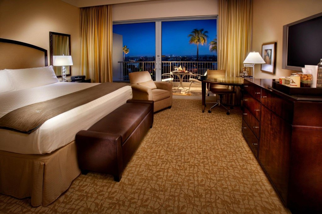 Фото The Beverly Hilton