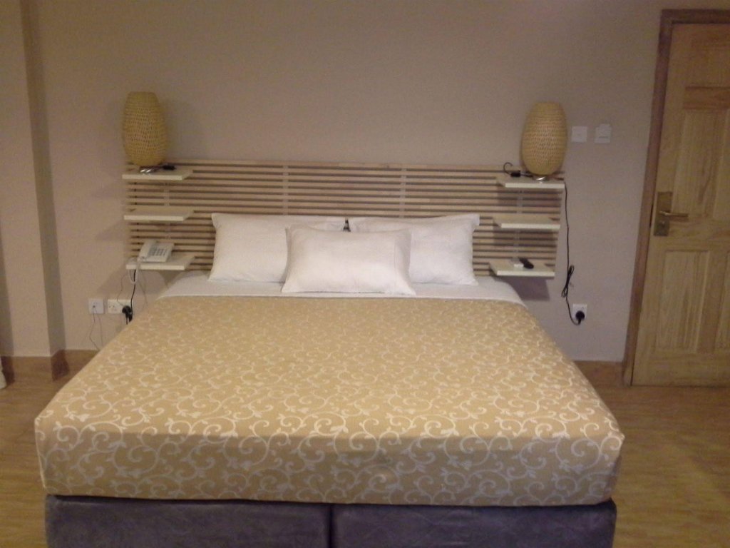 Фото Tropical Enclave Hotel