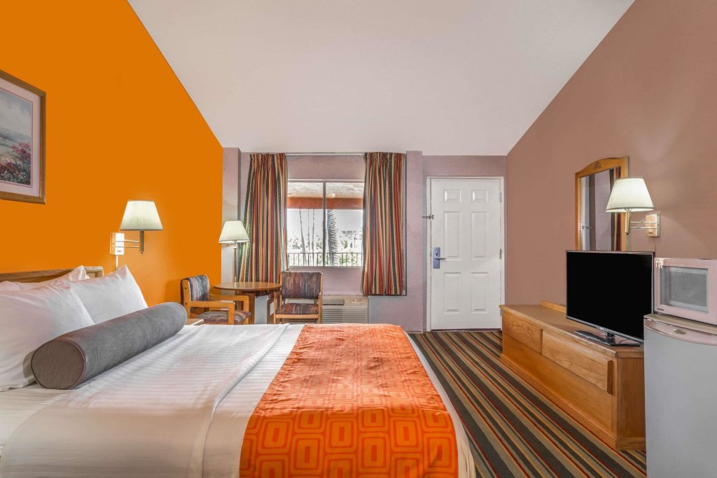 Фото Howard Johnson by Wyndham Phoenix Airport/Downtown Area