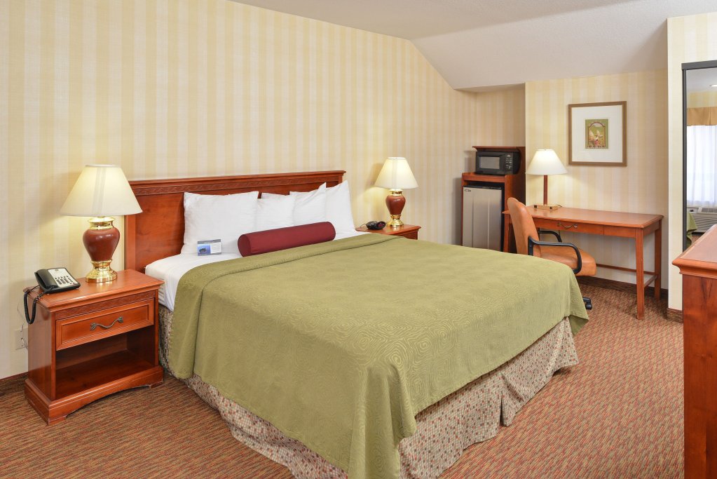 Фото Best Western Plus Raffles Inn & Suites