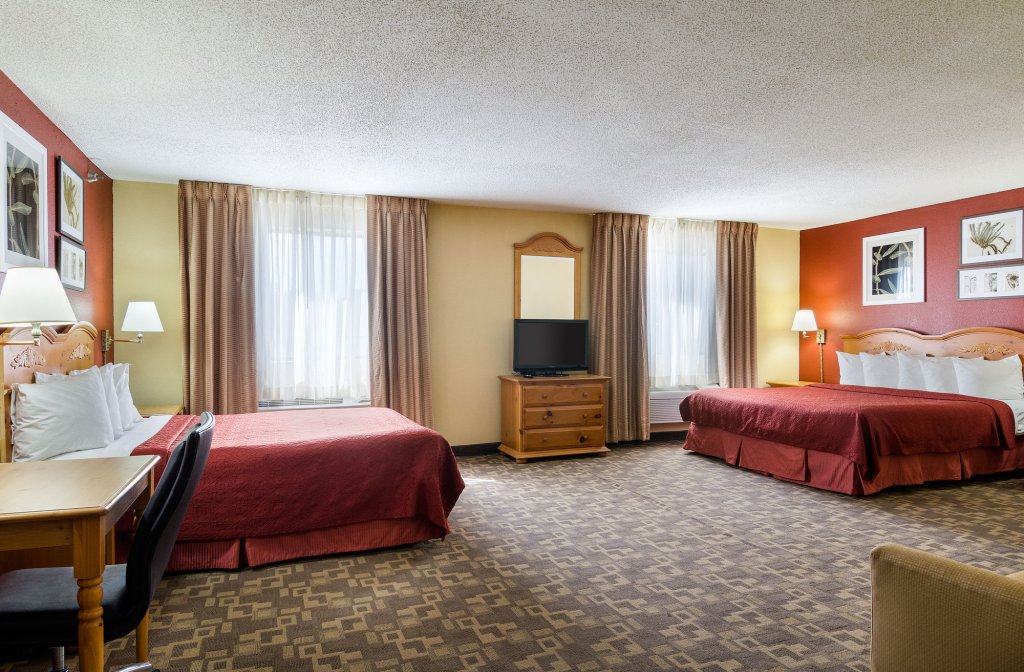 Фото Quality Inn I-70 at Wanamaker