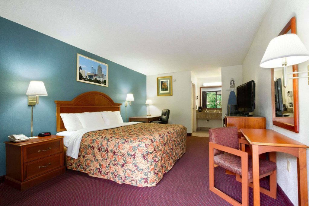 Фото Days Inn by Wyndham Raleigh Midtown