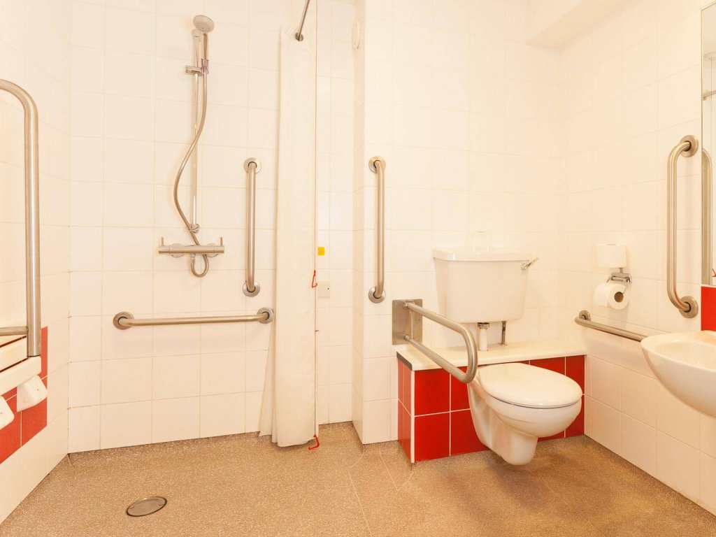 Фото Travelodge Edinburgh Cameron Toll