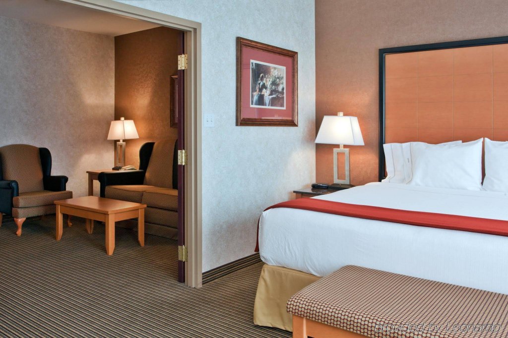 Фото Holiday Inn Express Hotel & Suites Calgary S-Macleod Trail S, an Ihg Hotel
