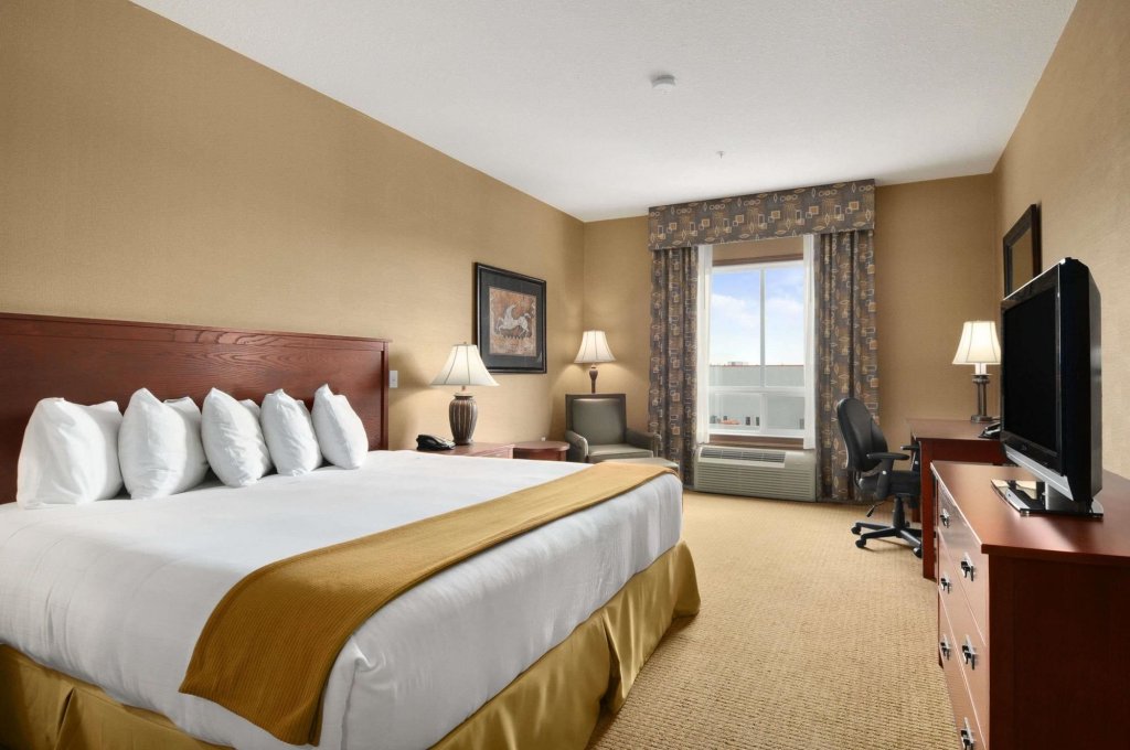 Фото Days Inn & Suites by Wyndham Strathmore