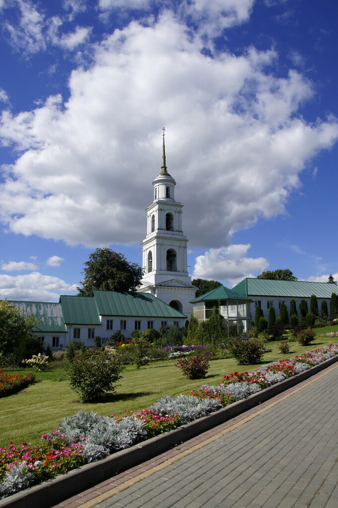 Улица города с колокольней