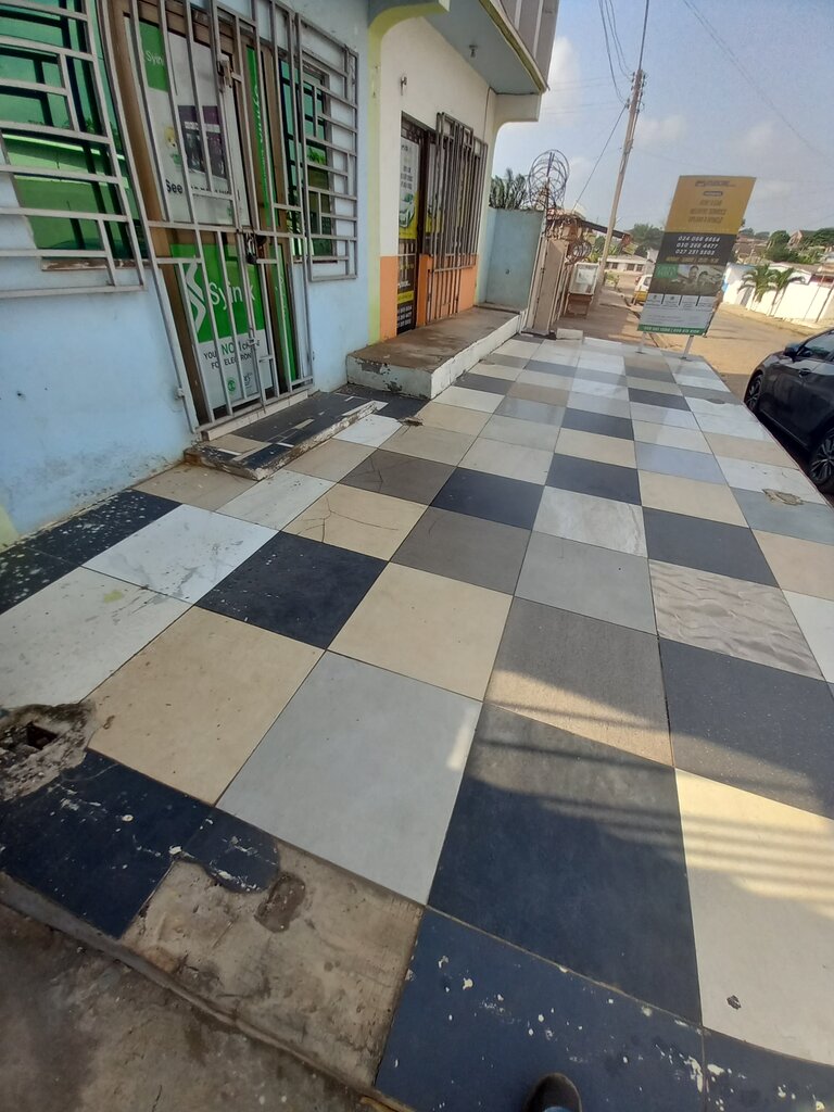 Car dealership Fabreme, Accra, photo