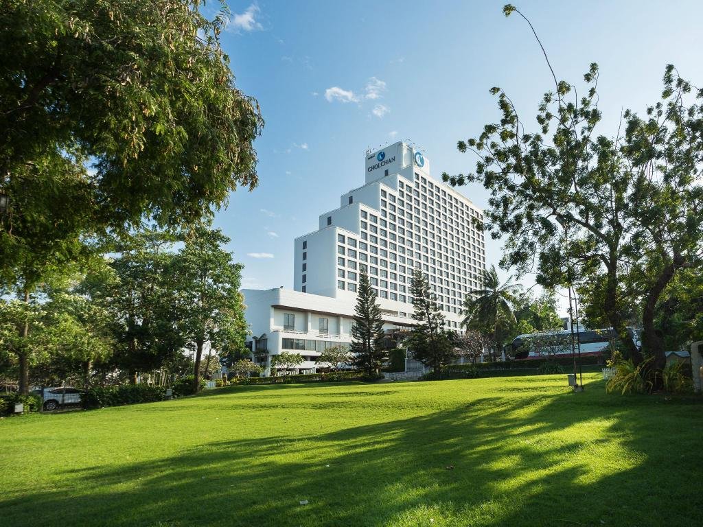 Фото Cholchan Pattaya Beach Resort