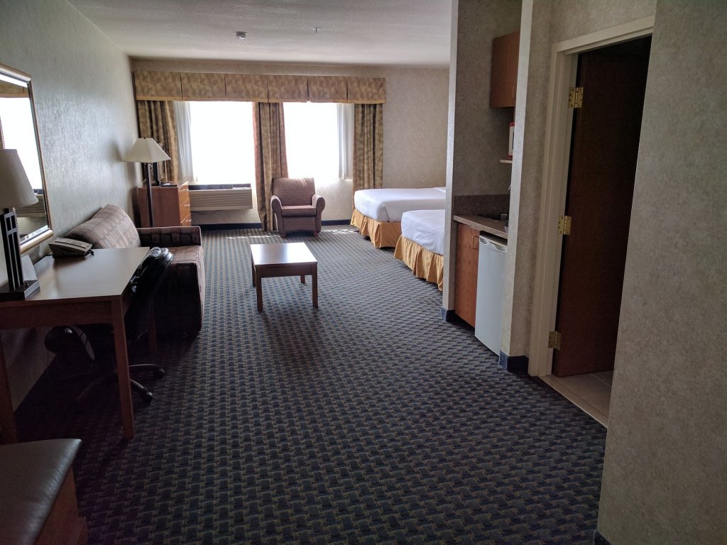 Фото Wingate by Wyndham Lethbridge