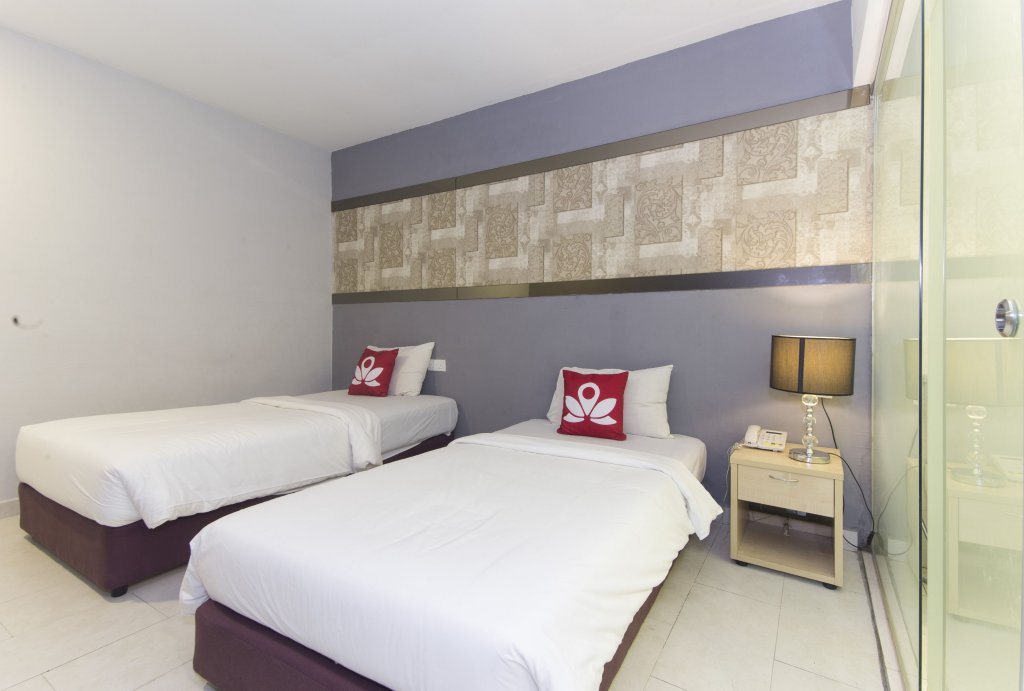 Фото Zen Rooms Royce Hotel