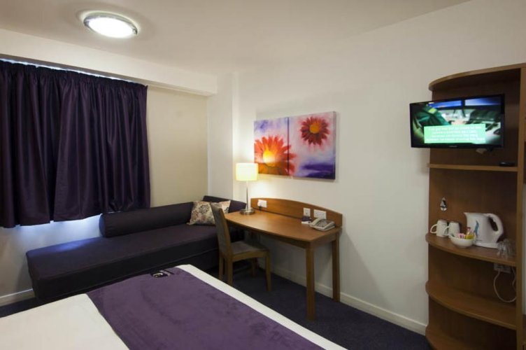 Фото Premier Inn Cardiff City South hotel