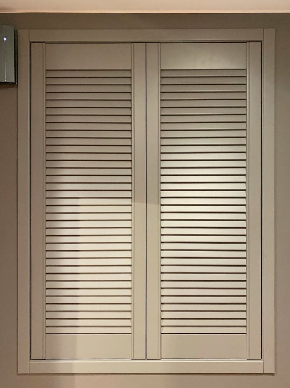 Двери в виде жалюзи деревянные белые