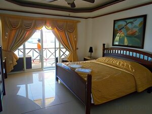 La Laguna Beach Club & Dive Center (Verde Island Passage), hotel