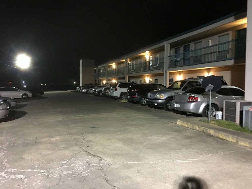 Фото Deluxe Inn & Suites