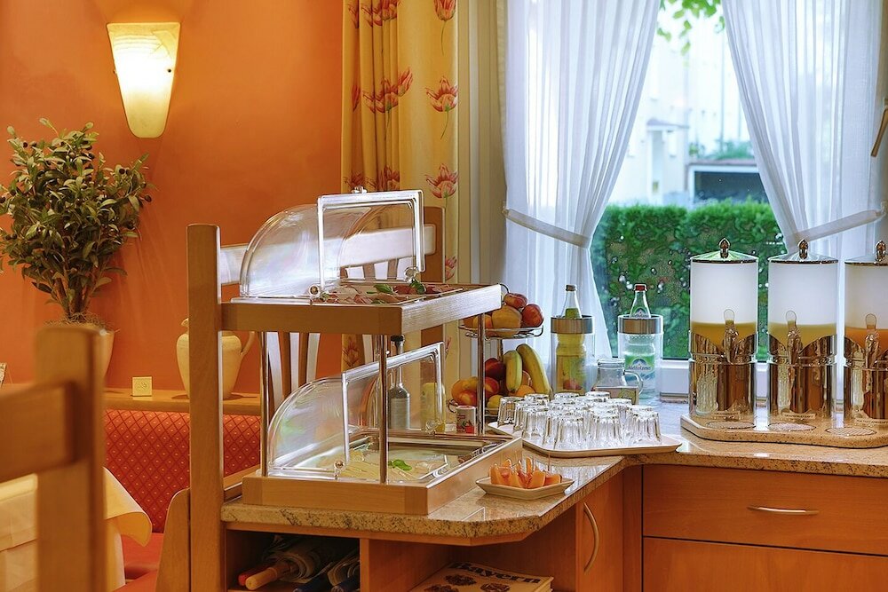 Фото Hotel Kriemhild am Hirschgarten