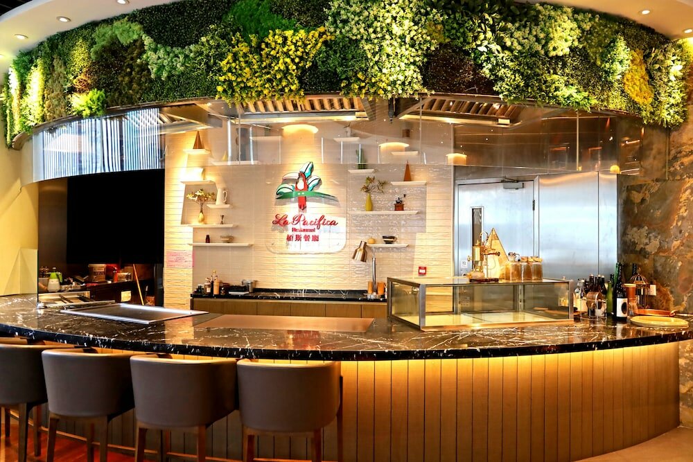 Фото South Pacific Hotel