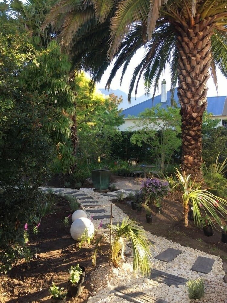 Фото No. 10 Caledon Street Guest House