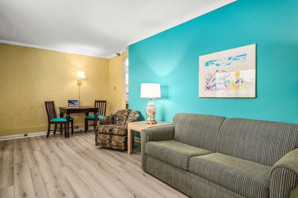 Фото Cayman Suites Hotel