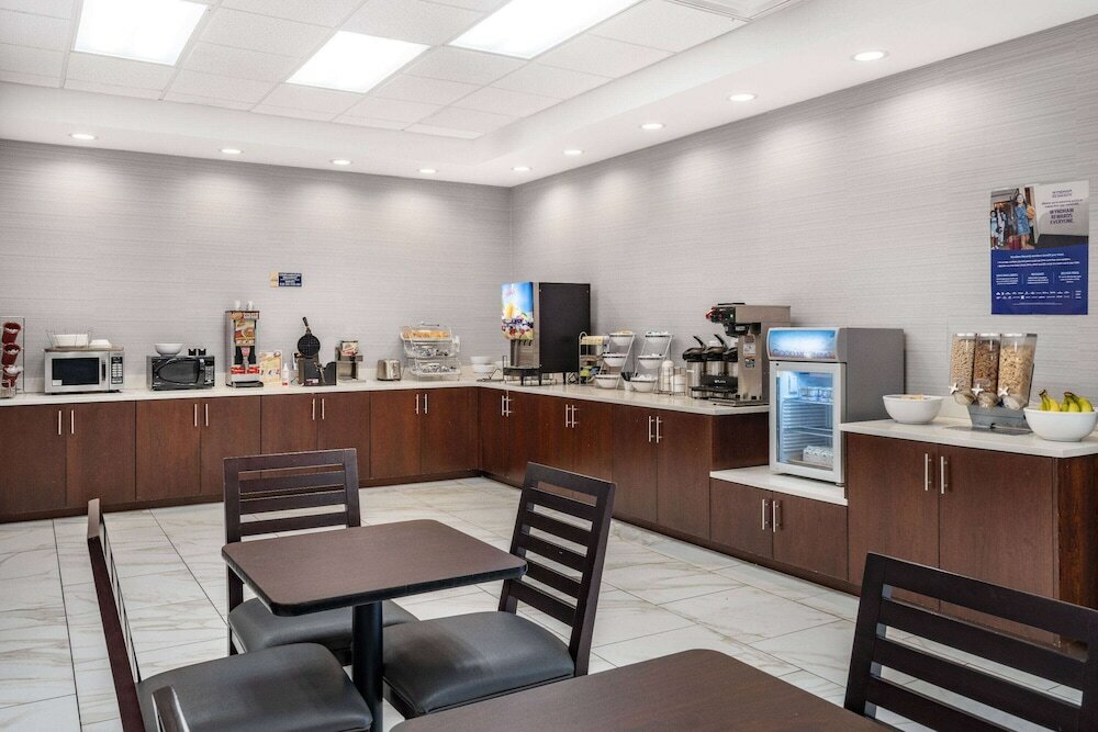 Фото Days Inn and Suites by Wyndham Oxford