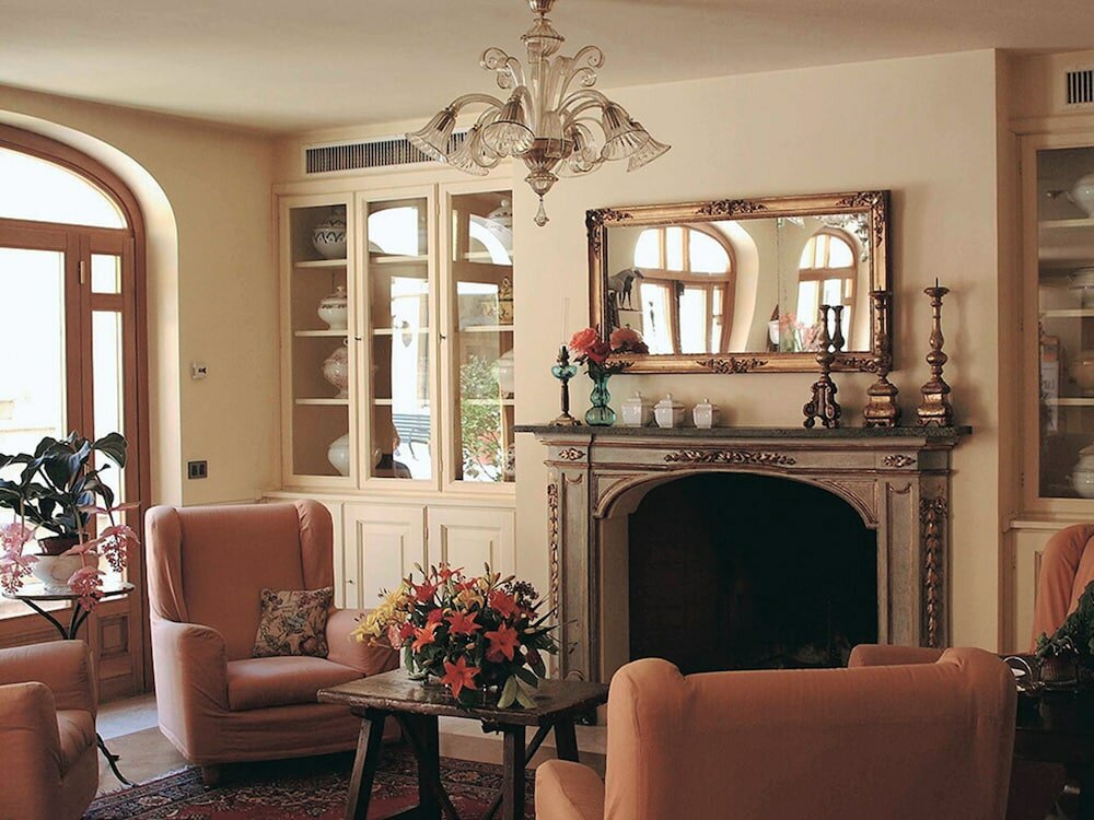 Фото Racetrack Road Hotel