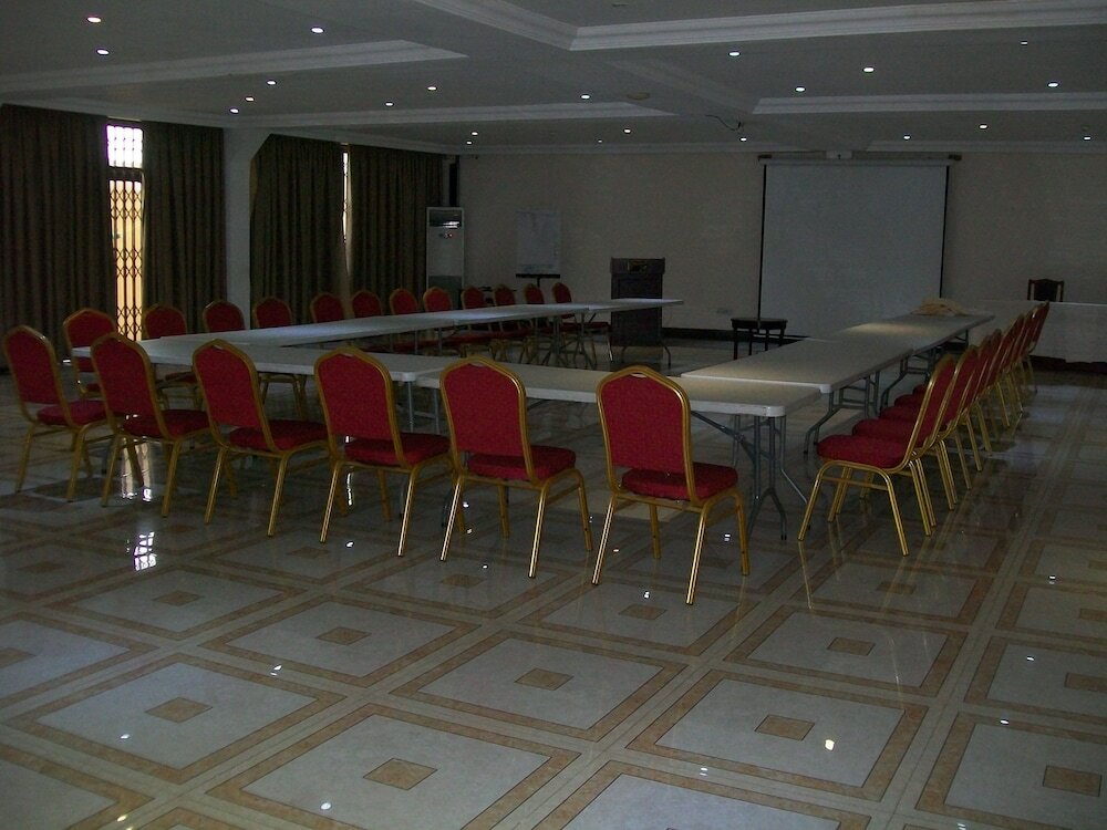 Фото Ampomaah Hotel