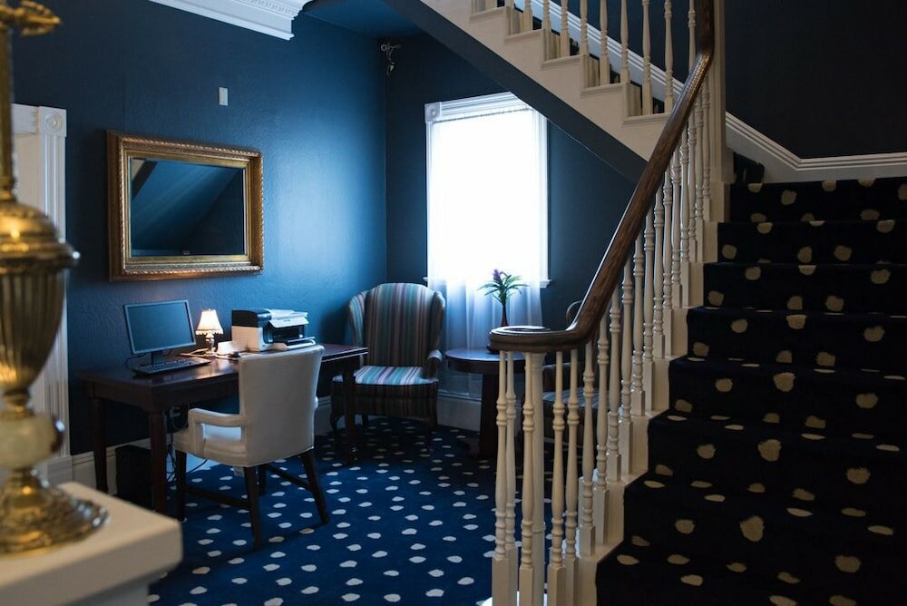 Фото The Sterling Hotel