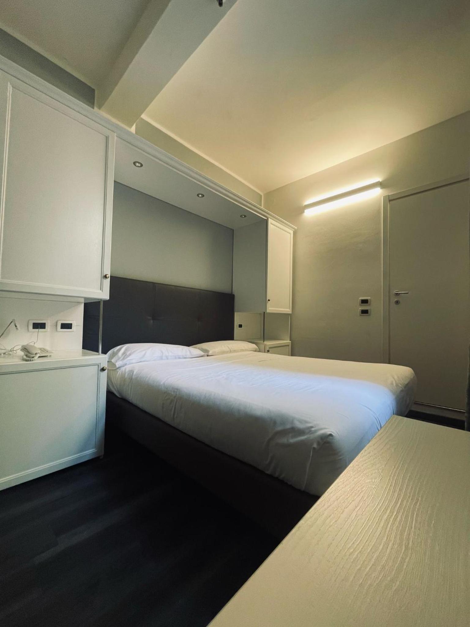 Фото Hotel Holiday