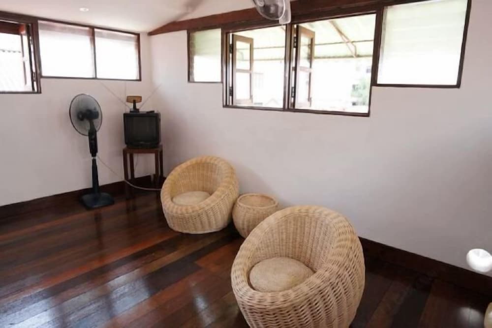 Фото Thirty Three Stewart Houze Guest House