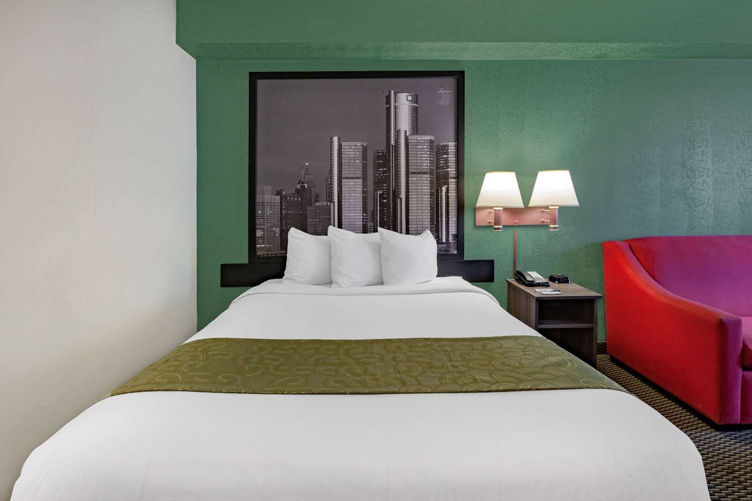 Фото Super 8 by Wyndham Ambassador Bridge Windsor On