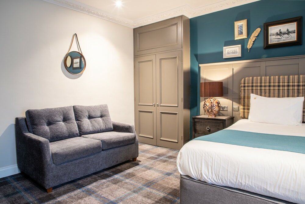 Фото The Feathers Hotel