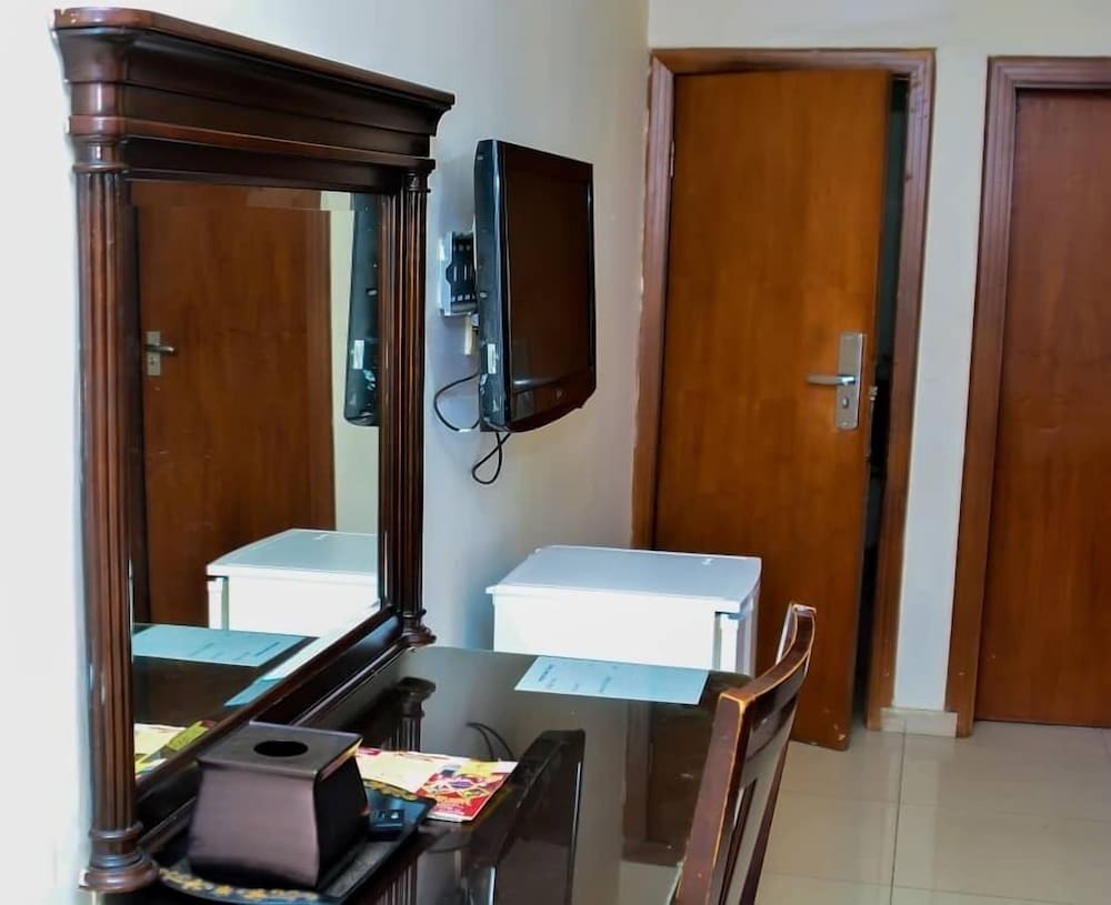 Фото Emperor's PLace Luxury Room