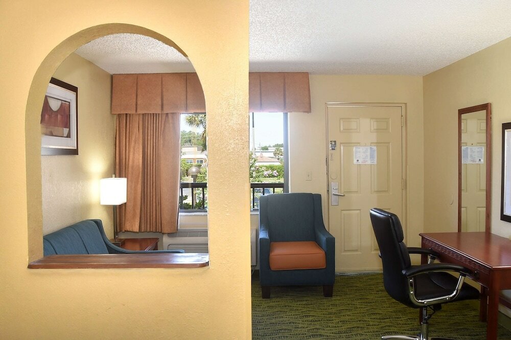 Фото Best Western Orlando East Inn & Suites