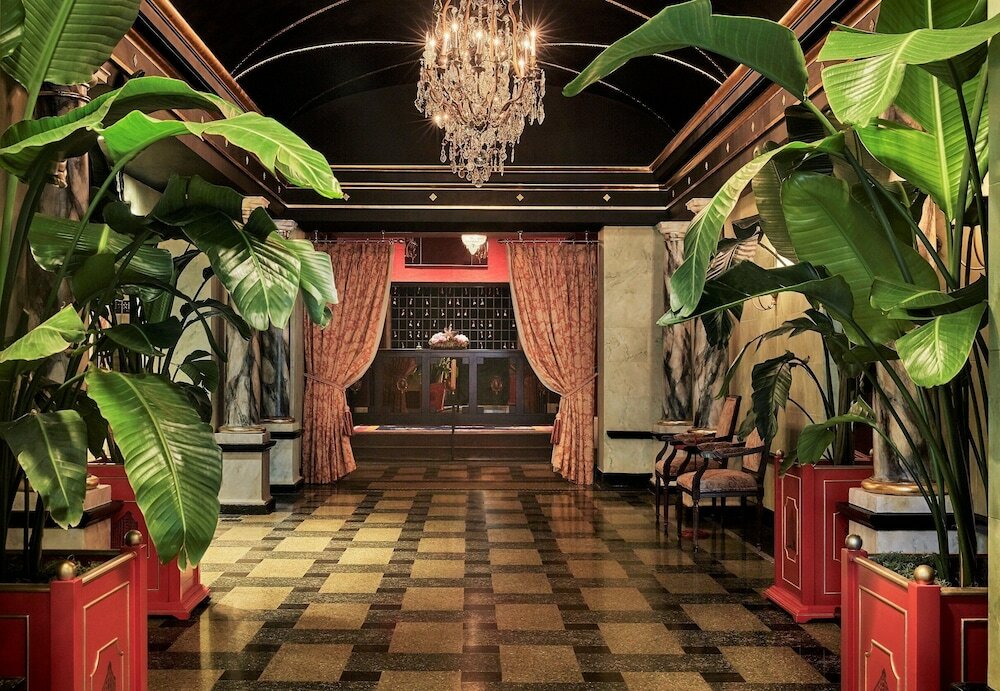 Фото The Pontchartrain Hotel